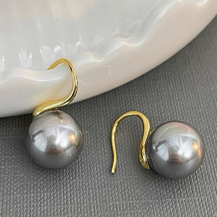 Round pearl earrings with fish hook closure