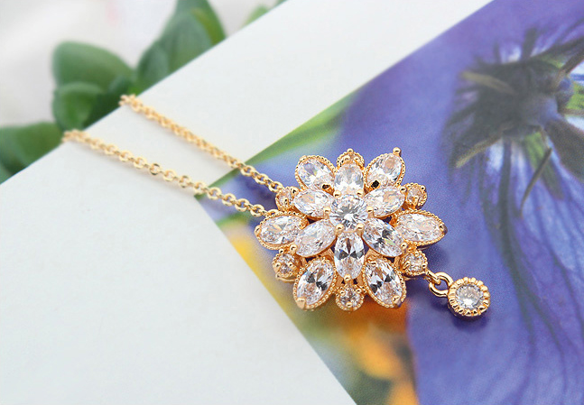 Blooming gold flower necklace