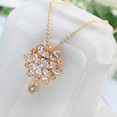 Blooming gold flower necklace