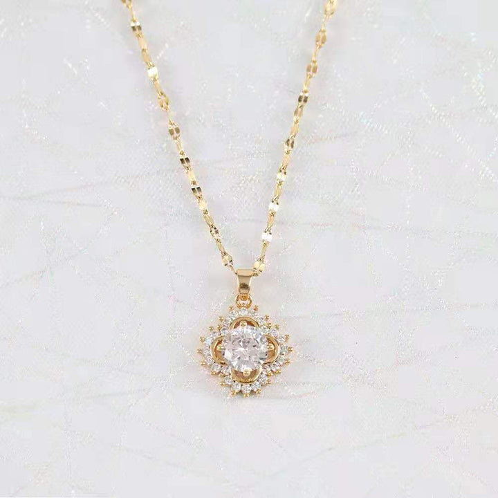 "So pure" necklace with crystals